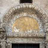 ...sono presenti due blocchi sui quali � impostato l�archivolto (ornato di palme, grappoli d�uva e colombe tra pini)...

